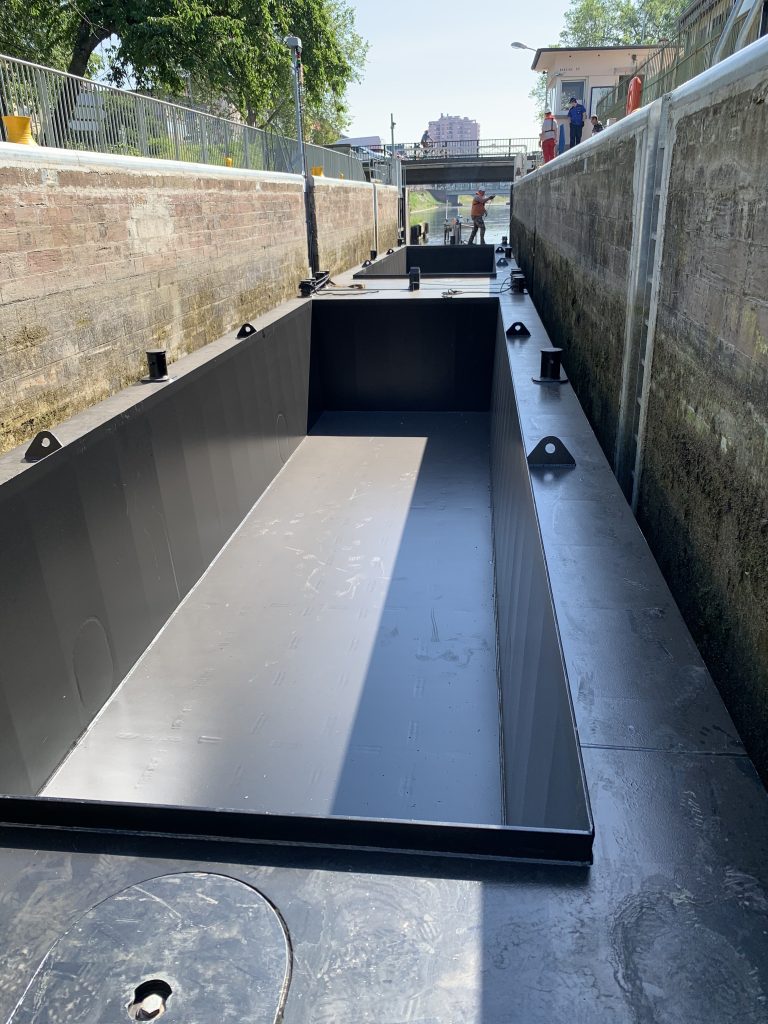 Barge de transport fluviale vide dans une écluse