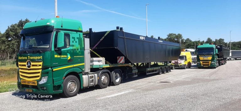 Coque de barge fluviale chargé sur un camion