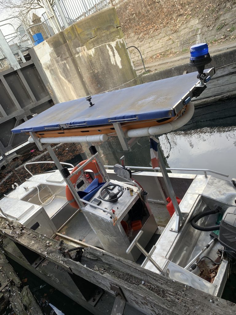 Bateau de servitude amarré à quai
