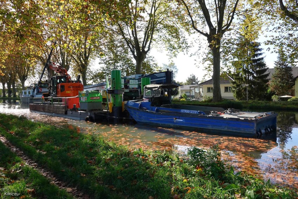 pousseur fluvial 250Cv en convoi avec un ponton de travaux