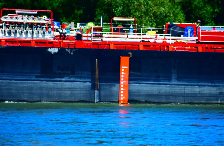 transport d'hydrocarbures par voie fluviale dans un bateau adapté
