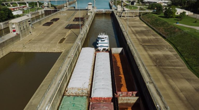 Ecluse avec péniche au gabarit européen