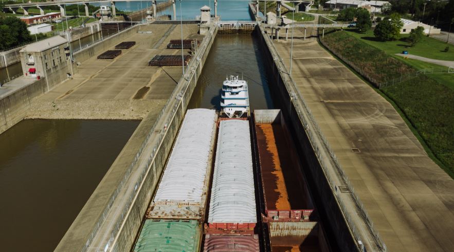 Ecluse avec péniche au gabarit européen