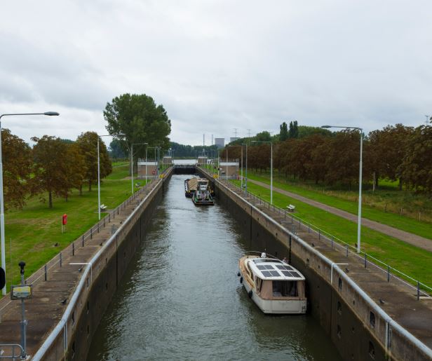 ecluse sur un canal au gabarit européen